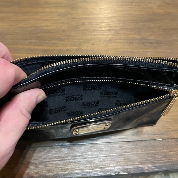 Michael Kors Metallic Black Gold Logo Patent Leather Small Wristlet Wallet NWOT - Picture 5 of 6